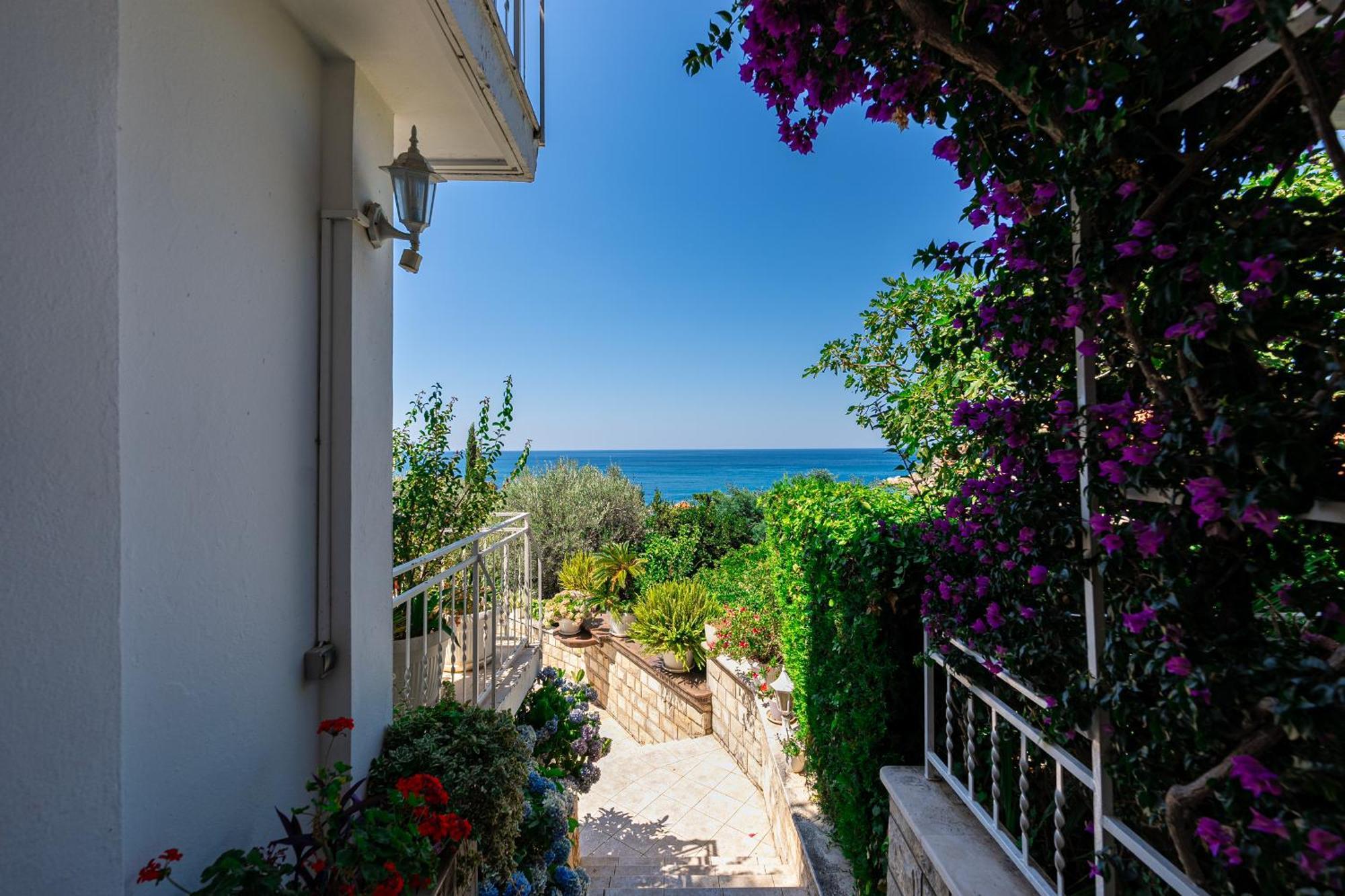 Sun Rose Apartments Sveti Stefan Eksteriør bilde
